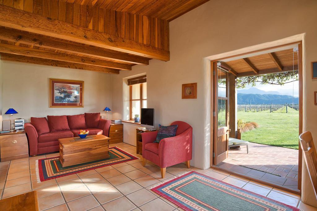 Straw Lodge Vineyard And Boutique Lodging Renwick Room photo